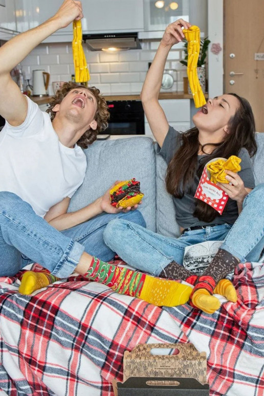 4 páry farebných ponožiek v krabičke 4 páry farebných ponožiek v krabičke