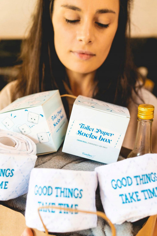 2 páry farebných ponožiek v krabičke 2 páry farebných ponožiek v krabičke