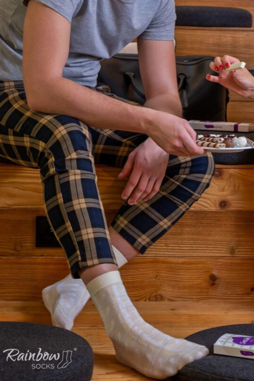 1 pár farebných ponožiek v krabičke 1 pár farebných ponožiek v krabičke