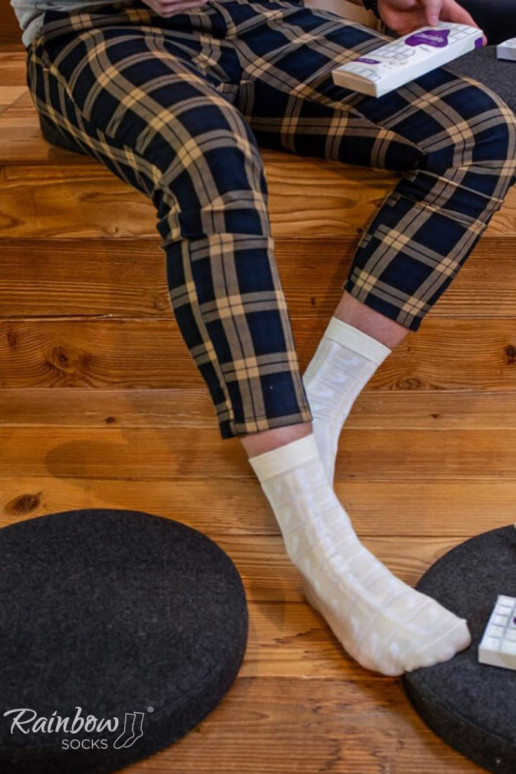 1 pár farebných ponožiek v krabičke 1 pár farebných ponožiek v krabičke