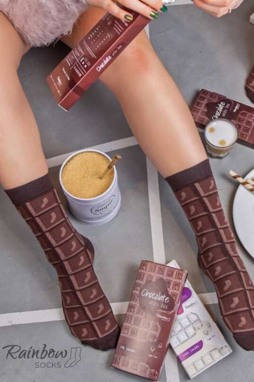 1 pár farebných ponožiek v krabičke 1 pár farebných ponožiek v krabičke