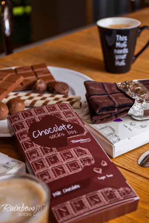 1 pár farebných ponožiek v krabičke 1 pár farebných ponožiek v krabičke