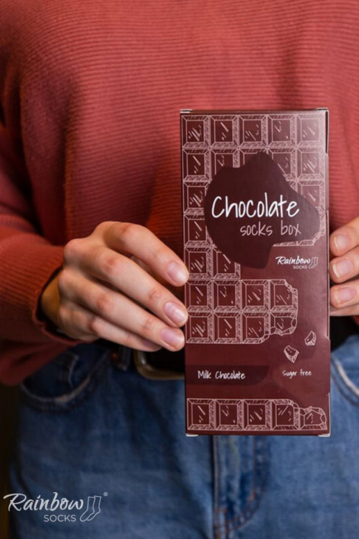 1 pár farebných ponožiek v krabičke 1 pár farebných ponožiek v krabičke