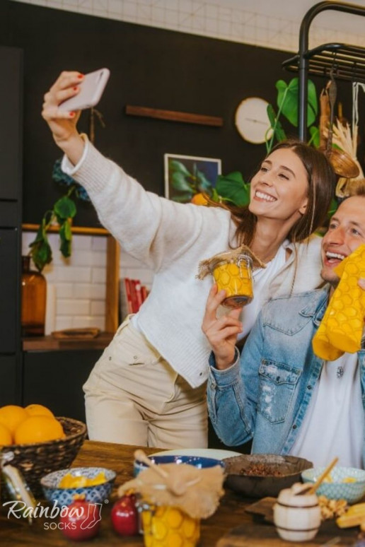 2 páry farebných ponožiek