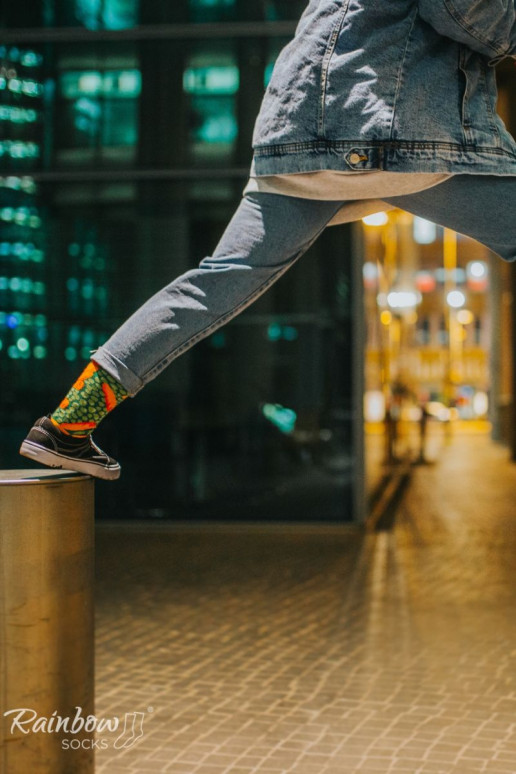 2 páry farebných ponožiek v krabičke