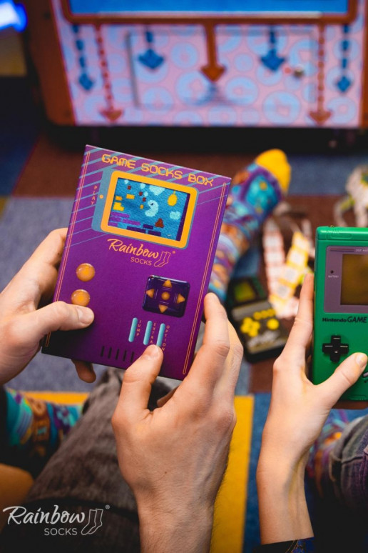 2 páry farebných ponožiek v krabičke 2 páry farebných ponožiek v krabičke