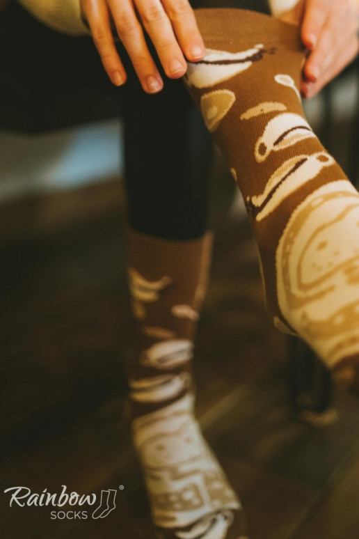 1 pár farebných ponožiek vo farbe cappuccino v krabičke 1 pár farebných ponožiek vo farbe cappuccino v krabičke