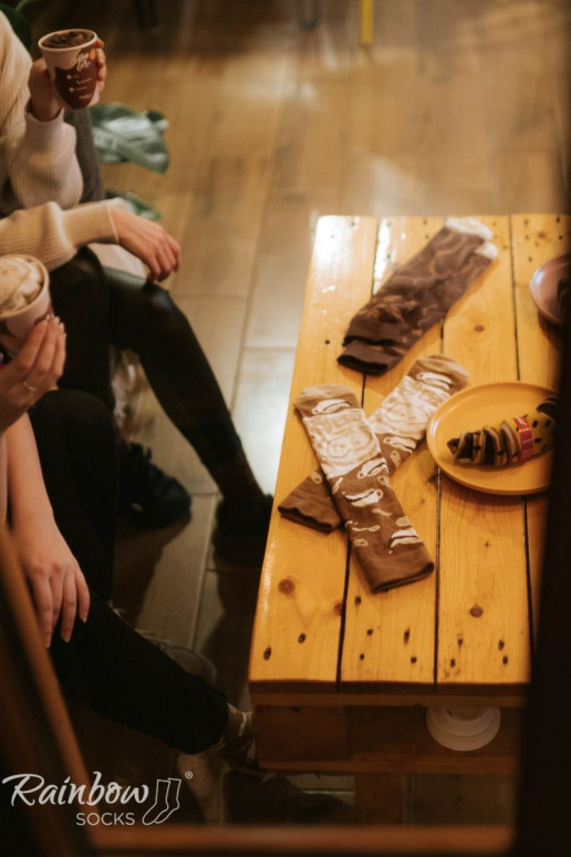 1 pár farebných ponožiek vo farbe cappuccino v krabičke 1 pár farebných ponožiek vo farbe cappuccino v krabičke