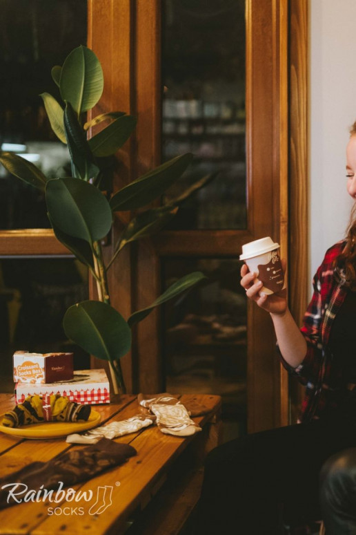 1 pár farebných ponožiek vo farbe cappuccino v krabičke 1 pár farebných ponožiek vo farbe cappuccino v krabičke