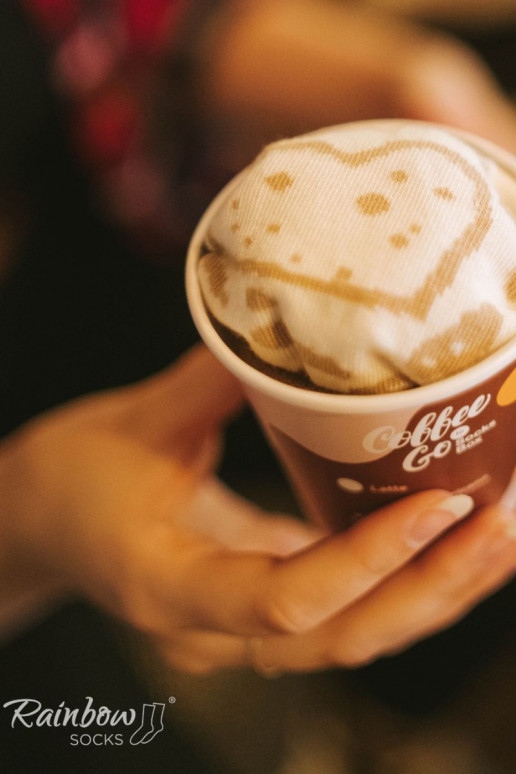 1 pár farebných ponožiek vo farbe cappuccino v krabičke 1 pár farebných ponožiek vo farbe cappuccino v krabičke