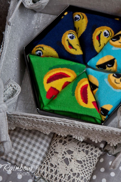 3 páry farebných ponožiek v krabičke 3 páry farebných ponožiek v krabičke