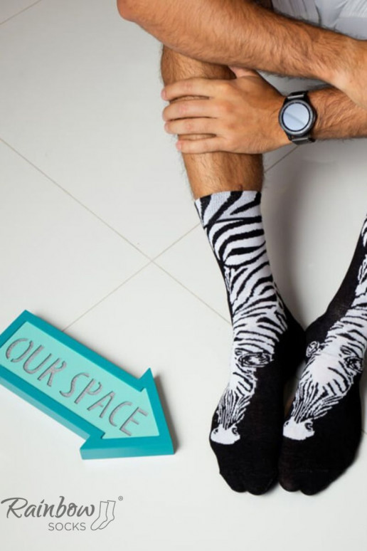 Farebné ponožky v krabičke Čiernobiele 2 páry Farebné ponožky v krabičke Čiernobiele 2 páry