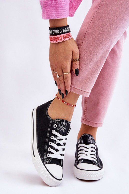 Klasický model voľnočasovej obuvi čiernej farby s bielou podrážkou Ecoma