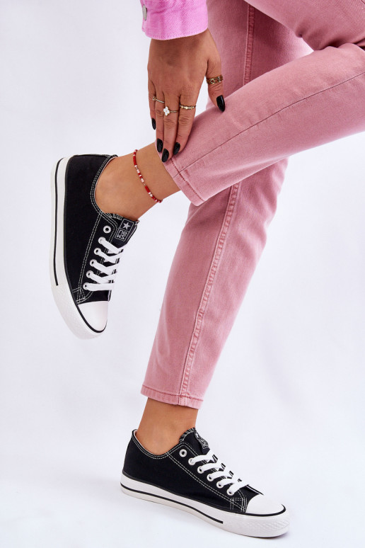 Klasický model voľnočasovej obuvi čiernej farby s bielou podrážkou Ecoma