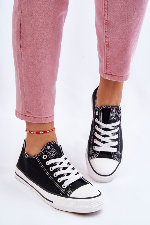 Klasický model voľnočasovej obuvi čiernej farby s bielou podrážkou Ecoma