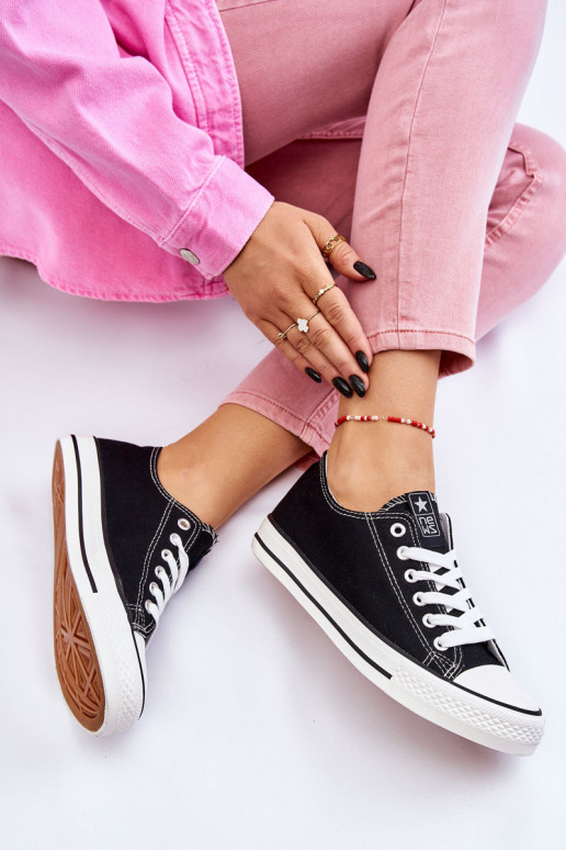 Klasický model voľnočasovej obuvi čiernej farby s bielou podrážkou Ecoma