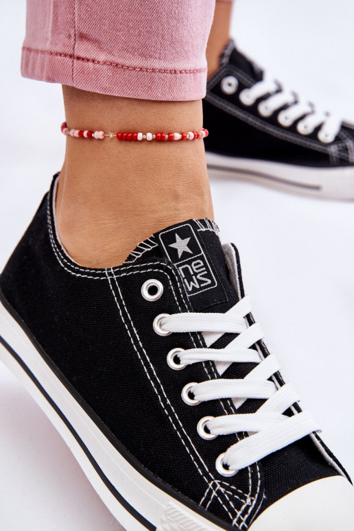 Klasický model voľnočasovej obuvi čiernej farby s bielou podrážkou Ecoma