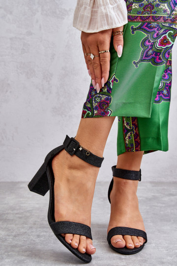 Lesklé sandále na podpätku v čiernej farbe Maxim