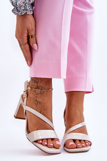 béžové sandále Carrie s efektom lakovanej kože