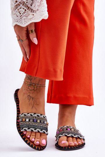 Zdobené papuče v čiernej farbe Bellisa 2