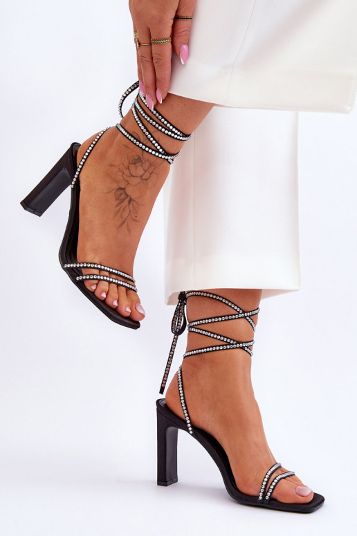 Elegantné šnurovacie sandále s nitmi v čiernej farbe Nessy Elegantné šnurovacie sandále s nitmi v čiernej farbe Nessy