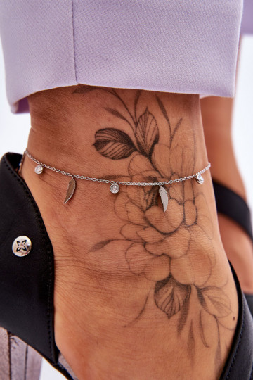 Náramok na nohu s pierkami a zirkónmi v striebornej farbe