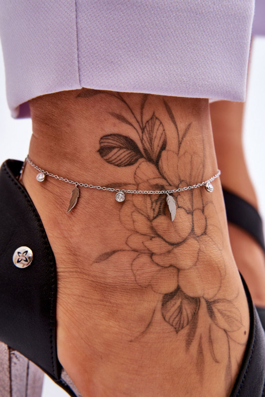 Náramok na nohu s pierkami a zirkónmi v striebornej farbe