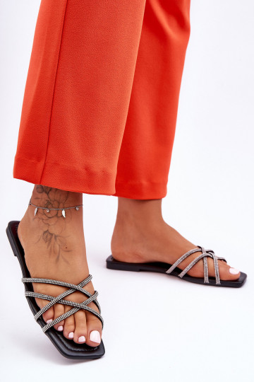 Papuče s ramienkami I čiernej farby Leomi