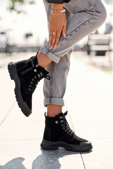 vyteplené zo semišu Dámske čižmy čiernej farby Jailina 2