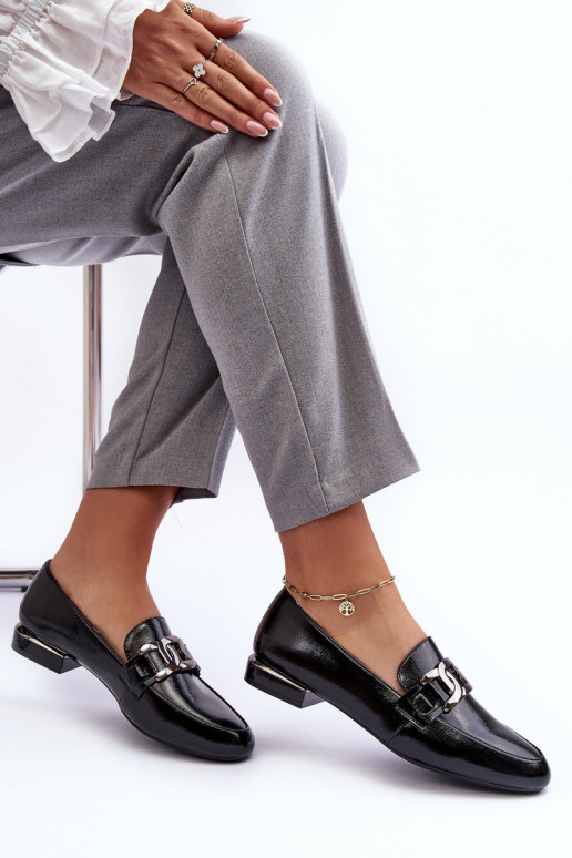 dámske mokasíny s lakovým efektom s ornamentami v čiernej farbe Camilena