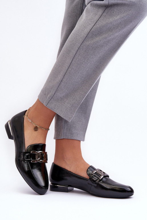 dámske mokasíny s lakovým efektom s ornamentami v čiernej farbe Camilena