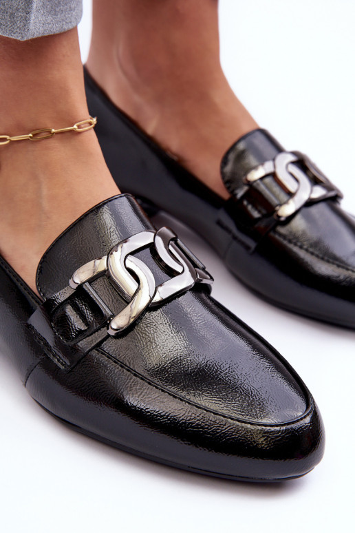 dámske mokasíny s lakovým efektom s ornamentami v čiernej farbe Camilena