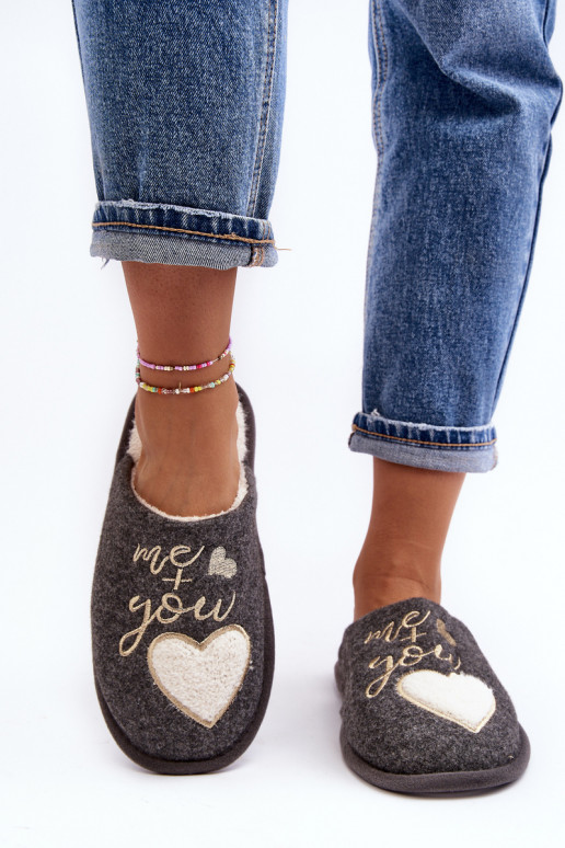 Klasický model Mabira je zateplený odvážnym modelom v sivej farbe Klasický model Mabira je zateplený odvážnym modelom v sivej farbe