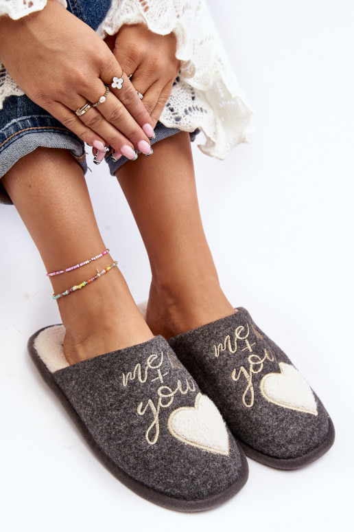 Klasický model Mabira je zateplený odvážnym modelom v sivej farbe Klasický model Mabira je zateplený odvážnym modelom v sivej farbe