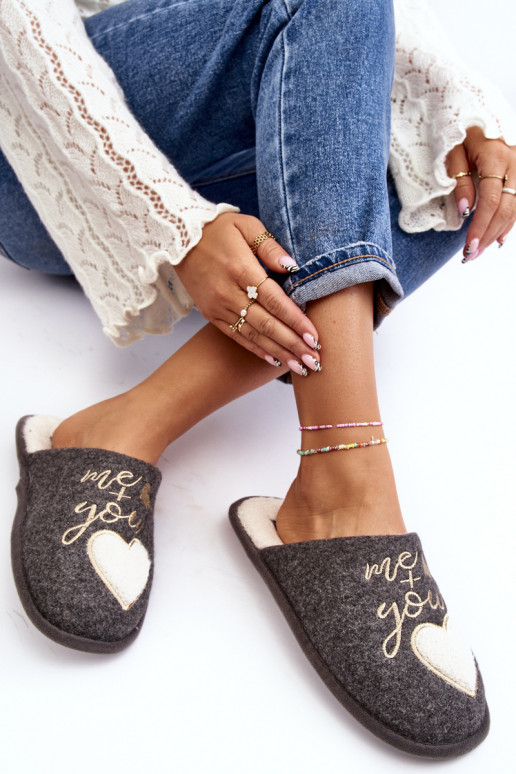 Klasický model Mabira je zateplený odvážnym modelom v sivej farbe Klasický model Mabira je zateplený odvážnym modelom v sivej farbe