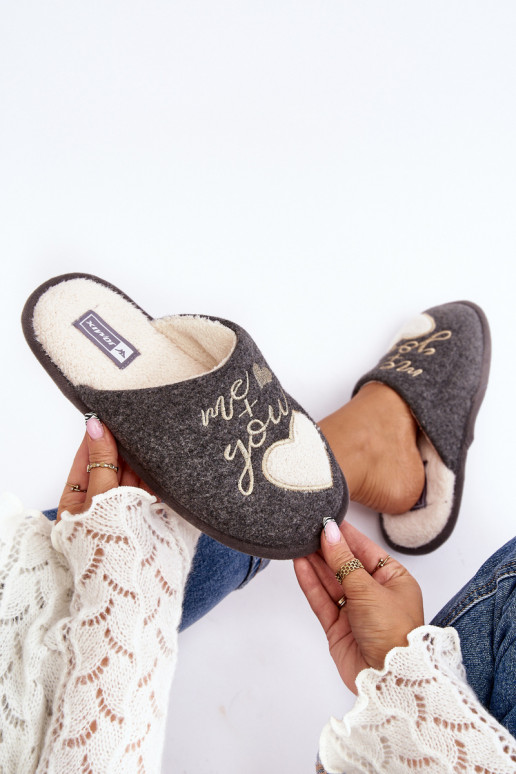 Klasický model Mabira je zateplený odvážnym modelom v sivej farbe Klasický model Mabira je zateplený odvážnym modelom v sivej farbe