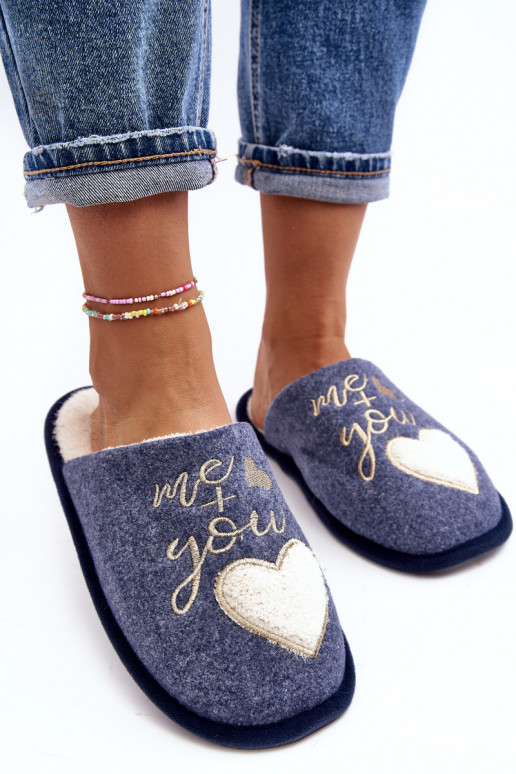 Klasický model Mabira je zateplený odvážnym modelom v modrej farbe Klasický model Mabira je zateplený odvážnym modelom v modrej farbe