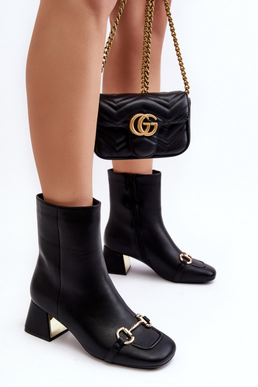 Členkové čižmy na podpätku s ornamentami v čiernej farbe Adinah Členkové čižmy na podpätku s ornamentami v čiernej farbe Adinah