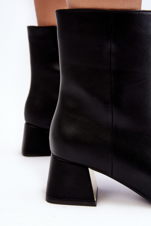 Členkové čižmy na podpätku s ornamentami v čiernej farbe Adinah Členkové čižmy na podpätku s ornamentami v čiernej farbe Adinah