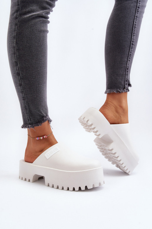 Papuče s módnou masívnou podrážkou Big Star NN274015 bielej farby