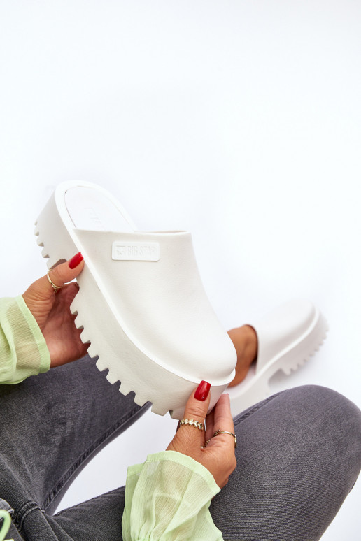 Papuče s módnou masívnou podrážkou Big Star NN274015 bielej farby