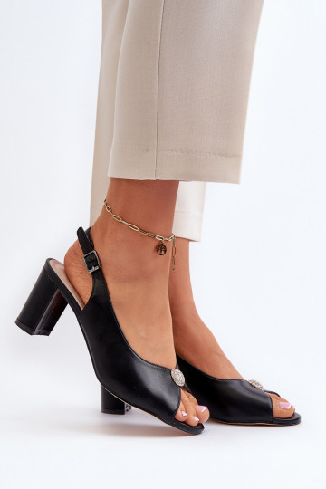 Elegantné štýlové sandále na podpätku s ornamentami v čiernej farbe Trasea 2