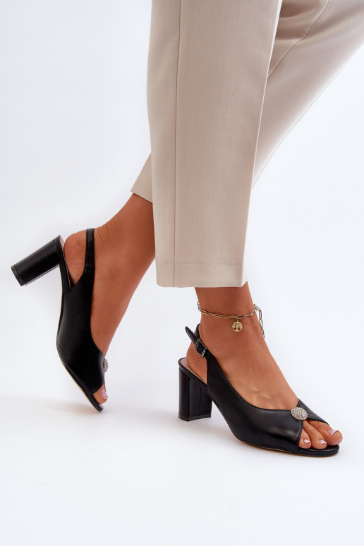Elegantné štýlové sandále na podpätku s ornamentami v čiernej farbe Trasea