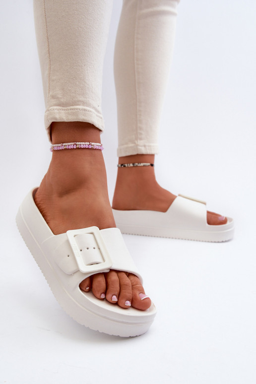 Ľahké šľapky s prackou platformou Big Star NN274A661 bielej farby Ľahké šľapky s prackou platformou Big Star NN274A661 bielej farby