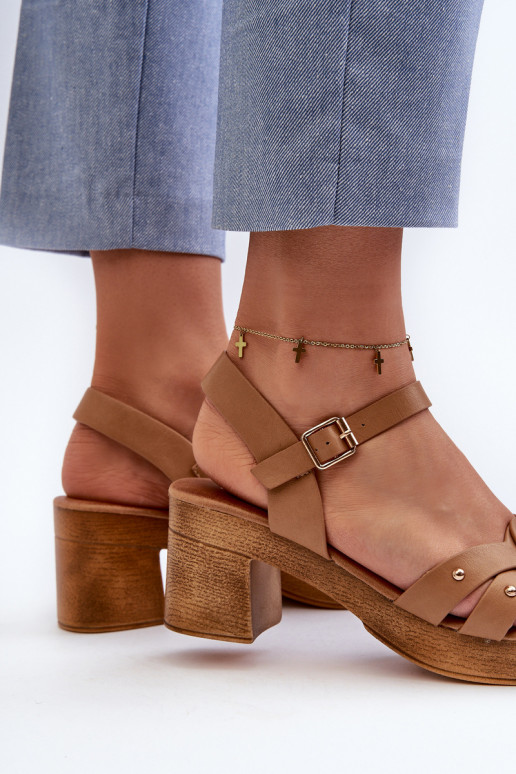 Dámske sandále na podpätku z ekokože hnedej farby Assames