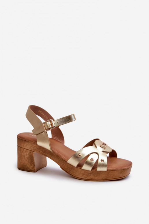 Dámske sandále na podpätku z ekokože zlatej farby Assames