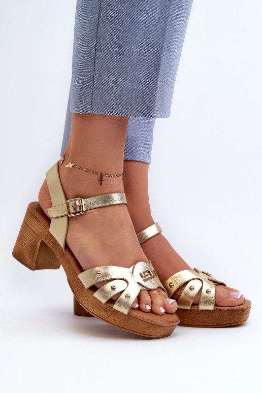 Dámske sandále na podpätku z ekokože zlatej farby Assames