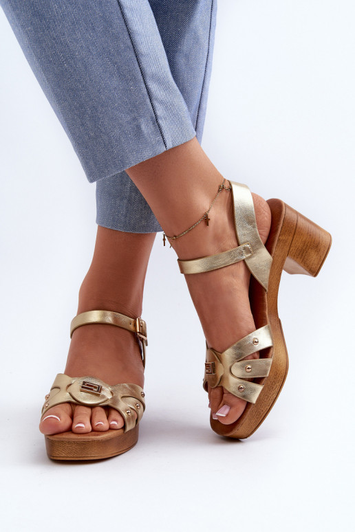 Dámske sandále na podpätku z ekokože zlatej farby Assames