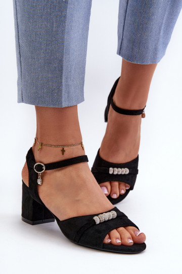 Dámske sandále z eko semišu s podpätkami s krásnymi detailmi v čiernej farbe Narhi
