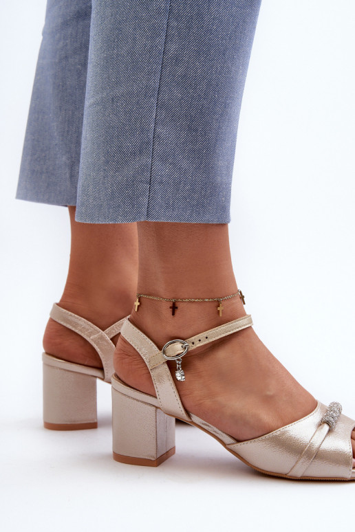 Dámske sandále Eko na podpätku s krásnymi detailmi v zlatej farbe Narhi